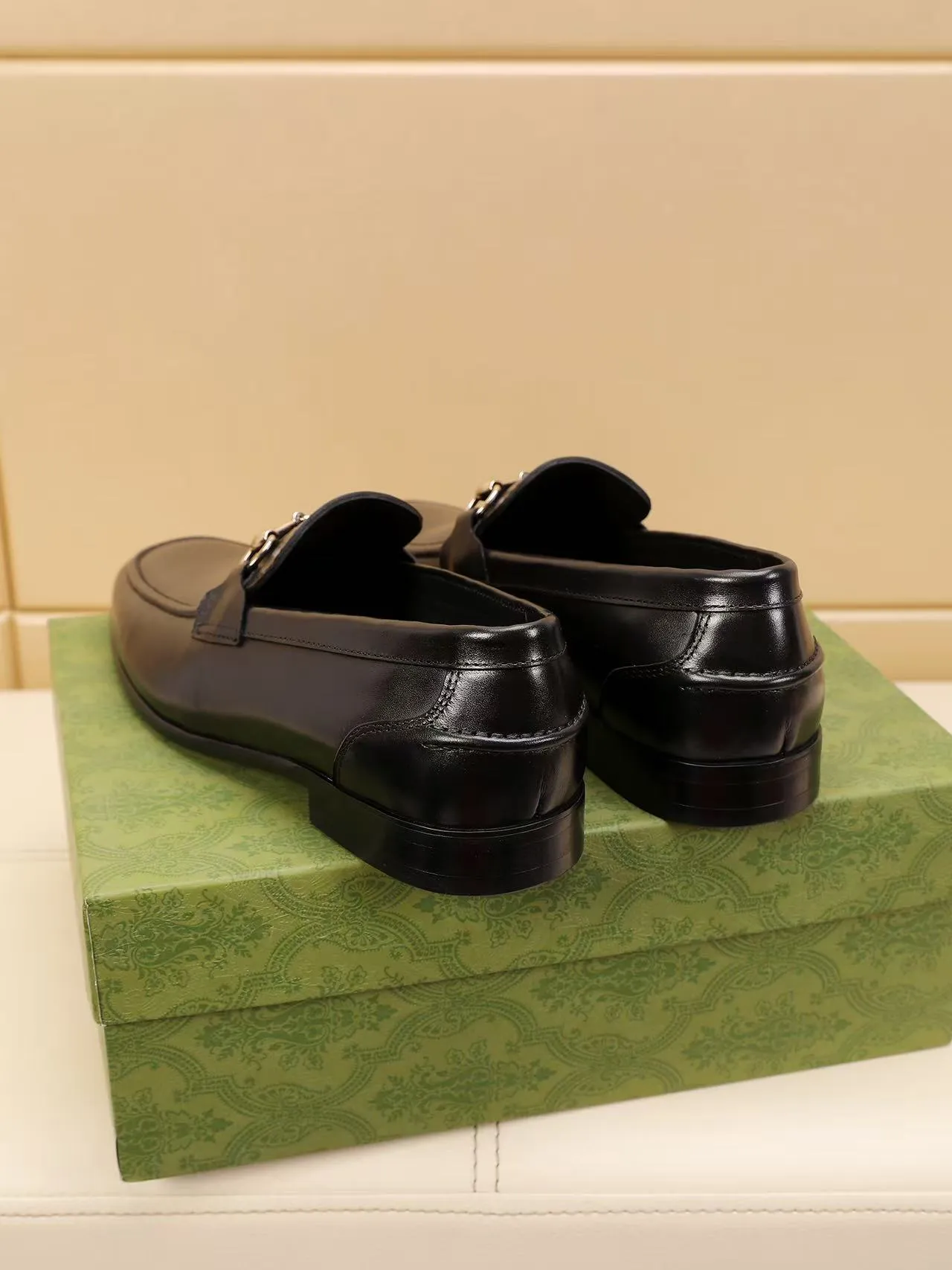 Men's men's shoes 💰440 🆘【GUCCI】Gucci ·🐂里· Hot-selling beanie shoes, top brand luxury, top quality, latest fashion beanie shoes.. The upper is made of original high mercerized smooth cow suede. (Full top-layer water-dyed 🐂 leather and lining). The original stylish and stylish soft rubber wear-resistant and non-slip outsole is light and comfortable on the foot, available in 2 colors! Matching code: 39-45 (38.46. Customized)